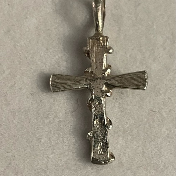 Vintage sterling silver cross charm with rope design - Picture 2 of 4